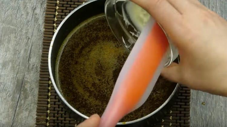 Ajouter le chocolat blanc fondu.