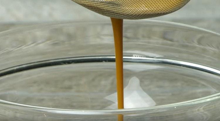 Ensuite, filtrez le glaçage et placez-le au réfrigérateur.