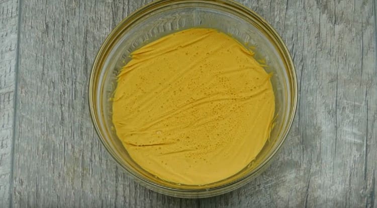 Ensuite, le vernis doit être chauffé dans un bain-marie et à nouveau battu.