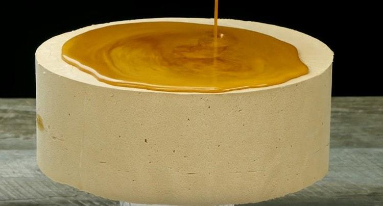 Glacer le gâteau, libéré de la forme.