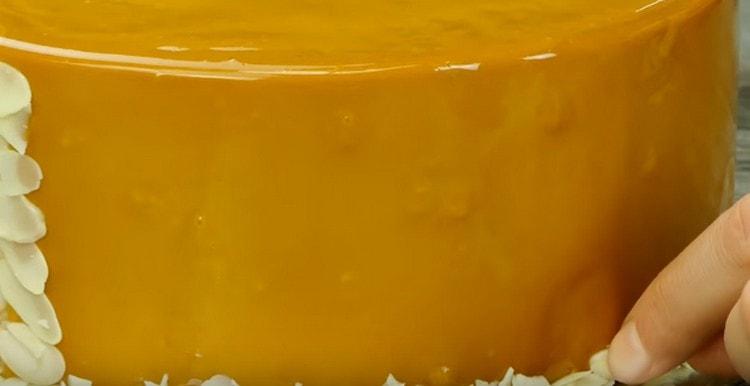 Vous pouvez décorer le dessert avec des pétales d'amande.