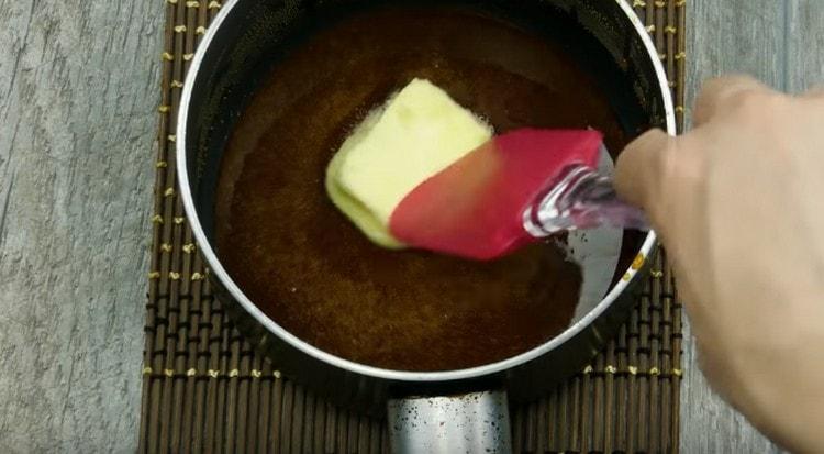 Ajoutez le beurre au caramel.