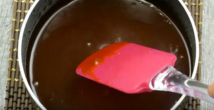 Saler et laisser les caramels refroidir légèrement.