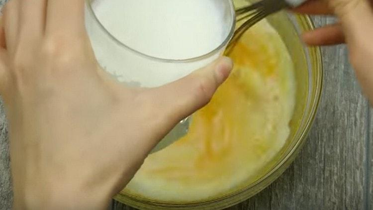 Ajoutez du lait à la masse d'oeufs.