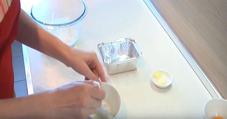 Incorporer un peu de crème sure avec de l'eau.