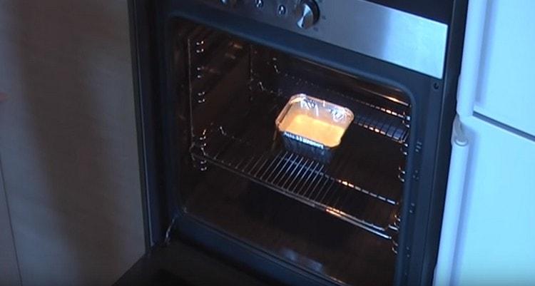 Mettez la forme d'omelette au four.