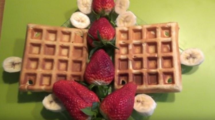 Puteți servi desertul cu fructe.