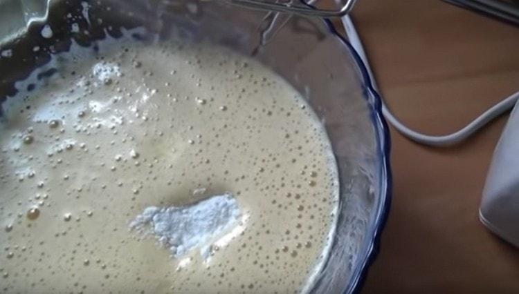 Adăugați praful de copt.