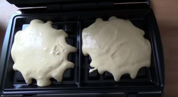 Puneți aluatul într-un fier de napolitane.