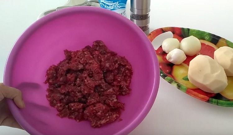 Ние усукваме месото чрез месомелачка.