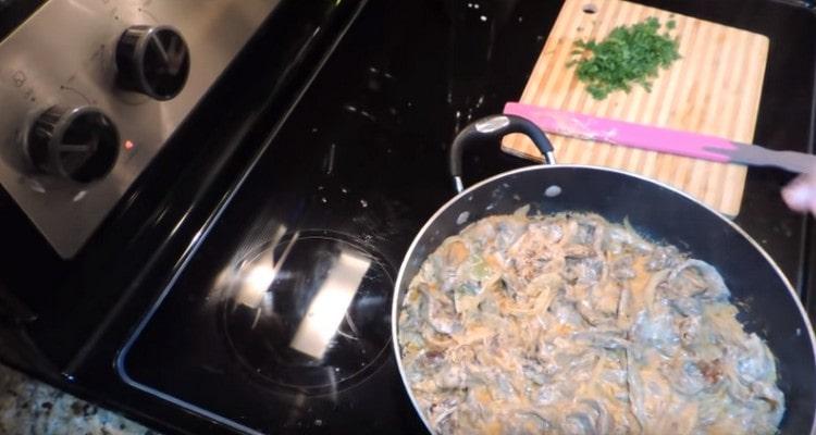 Ajoutez ensuite la crème sure et la pâte de tomates dans la casserole.