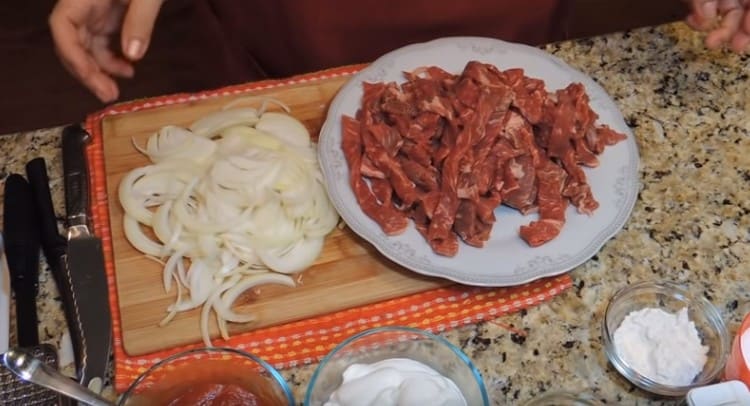 Couper les oignons en fines demi-anneaux.