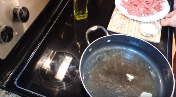 Nous chauffons la poêle avec des légumes et une tranche de beurre.