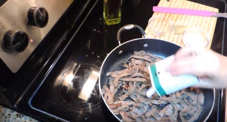 Salez et poivrez la viande.