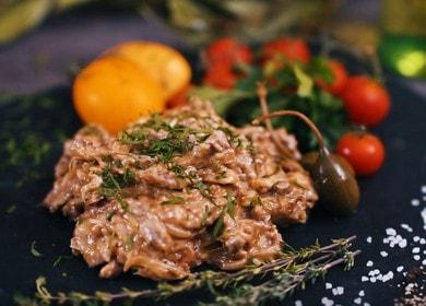 Gătirea stroganoff de vită: o rețetă clasică cu cremă.