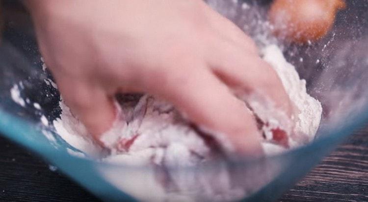 оваляйте парчета месо в брашно.