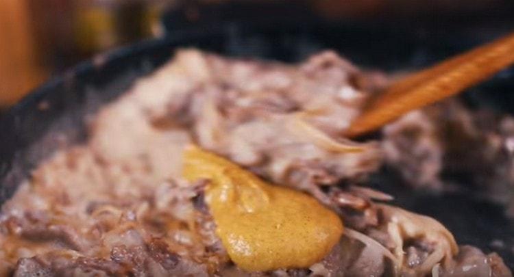 Добавете горчица, сол и черен пипер на вкус.