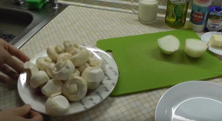 Lavar y limpiar los champiñones.