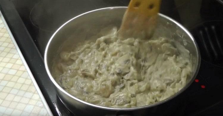 Mezclar bien los champiñones con la salsa.