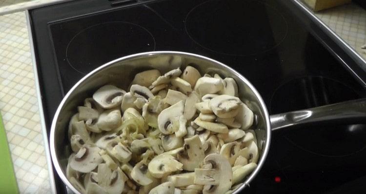 Agregamos champiñones.