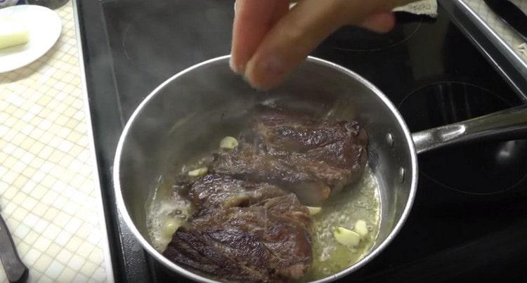 Sal y pimienta la carne.