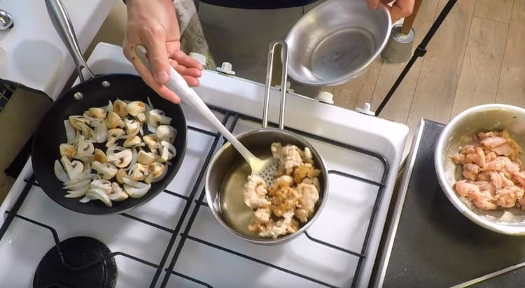 Frite o peru por 2-3 minutos em gordura profunda.