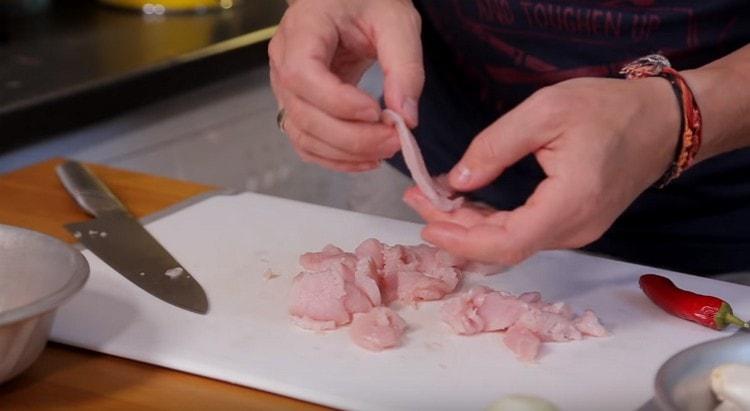 corte o peru em fatias finas.