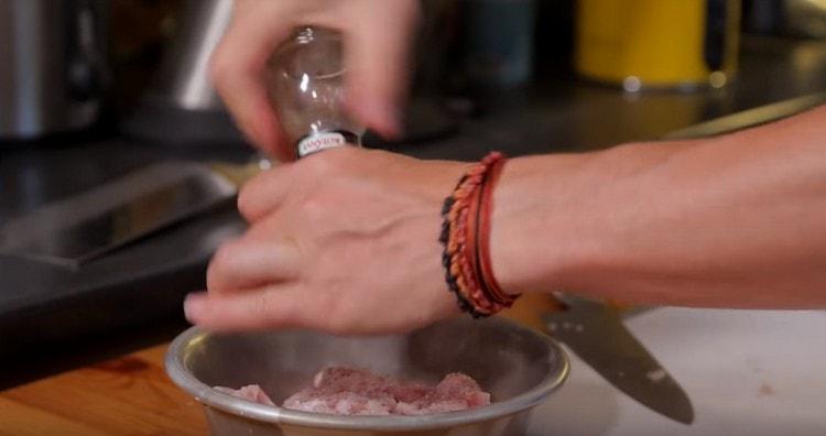 Adicione pimenta às fatias de peru.