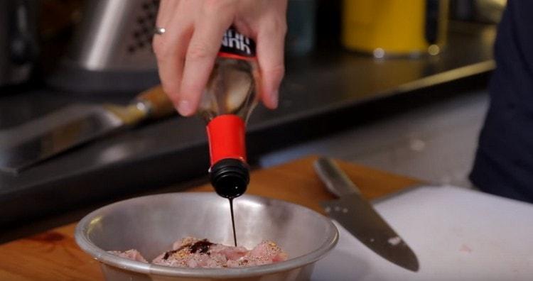 Adicione o molho de soja também.