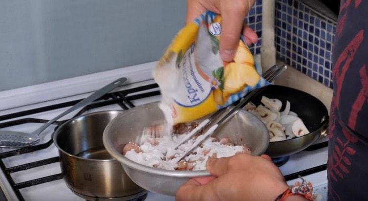 Adicionamos amido à carne de peru e misturamos.