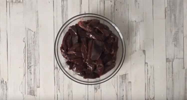 Tăiați ficatul în bucăți.