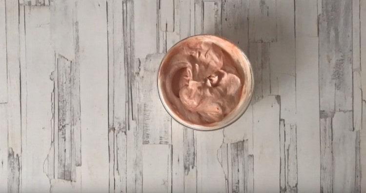 Amestecați smântâna cu pasta de roșii.