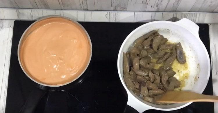 Prăjiți ficatul într-o altă tigaie.