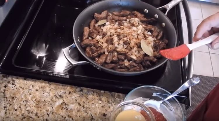 Смесете заквасена сметана с доматено пюре, вода и горчица.