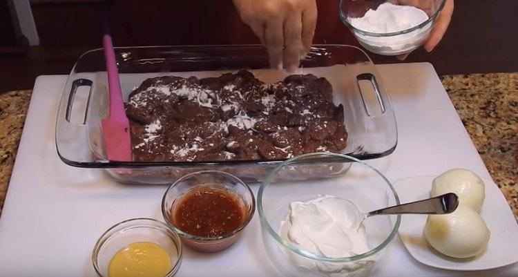 Добавете нишесте към черния дроб.