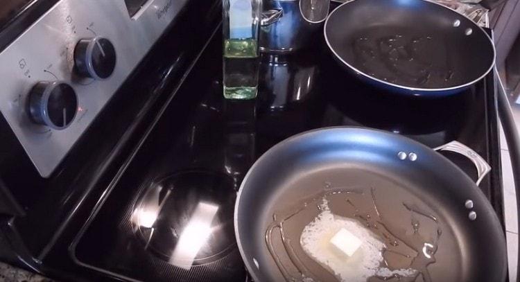 Загрейте две тигани.