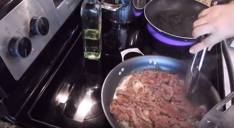 сложете черния дроб на един тиган и запържете от двете страни.