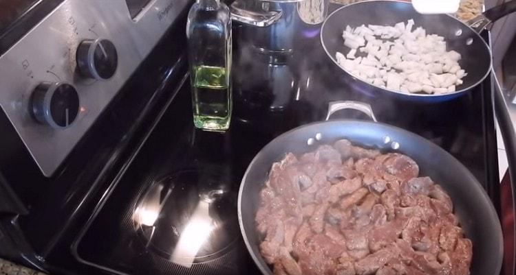 запържете лука в друг тиган.