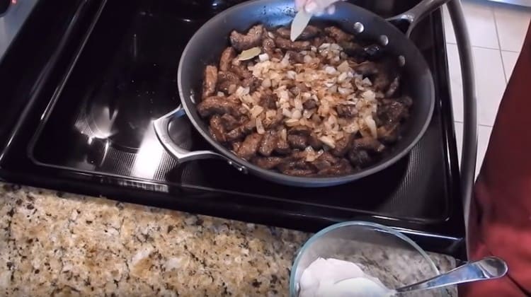 Добавете дафинов лист в тигана.