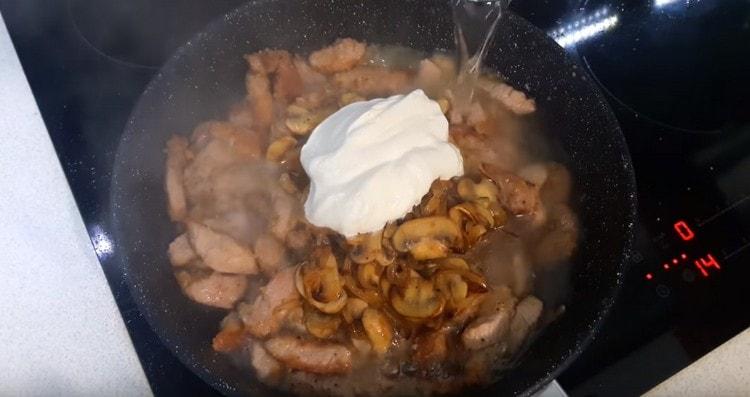 Ajouter la crème sure, ainsi que de l'eau ou du bouillon.