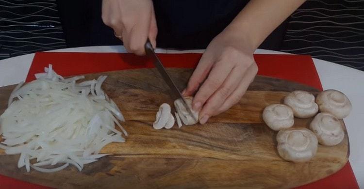Nous avons coupé les champignons en tranches.