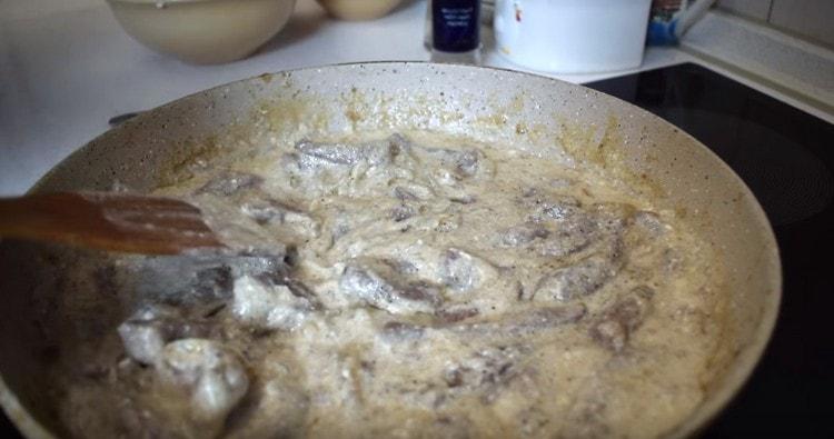 Посолете ястието на вкус, гответе още няколко минути.