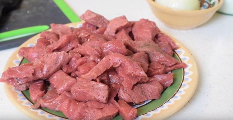 Сол и черен пипер на месо.