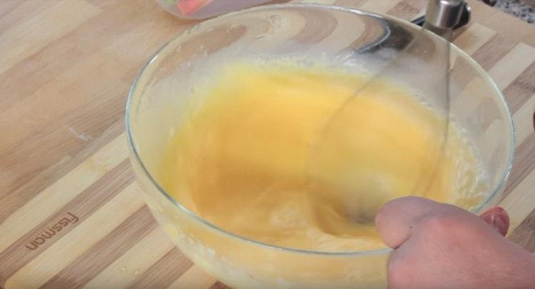 Ouăle se bat la usturoi și se bat.