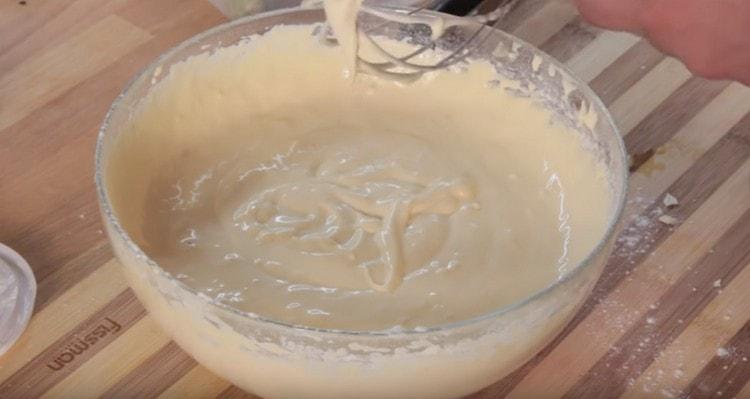 Bate din nou aluatul.