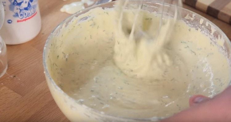 Adăugați sare, piper și amestecați bine aluatul.