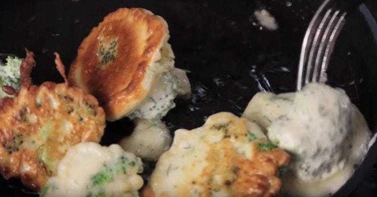 Prăjiți broccoli pe ambele părți, înmuind fiecare inflorescență în amestec.