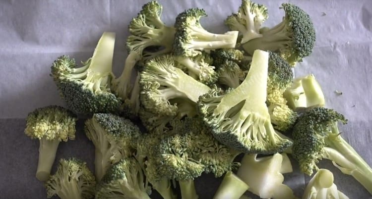 Difundimos las inflorescencias en una bandeja para hornear cubierta con pergamino.