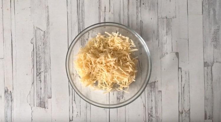 Настържете твърдо сирене.