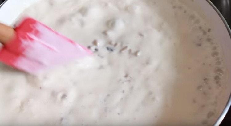 Bring saucen til en fortykning.